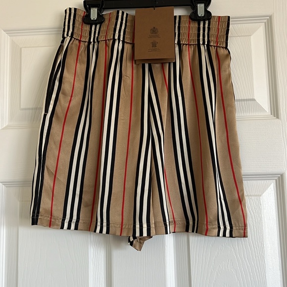 Burberry women short new with tag - Picture 7 of 7